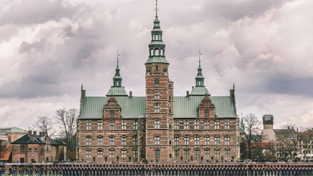Private Walking Tour To The Royal Rosenborg Palace In Copenhagen Easy Travel Holidays In Finland Scandinavia And Baltic States [ 576 x 1024 Pixel ]